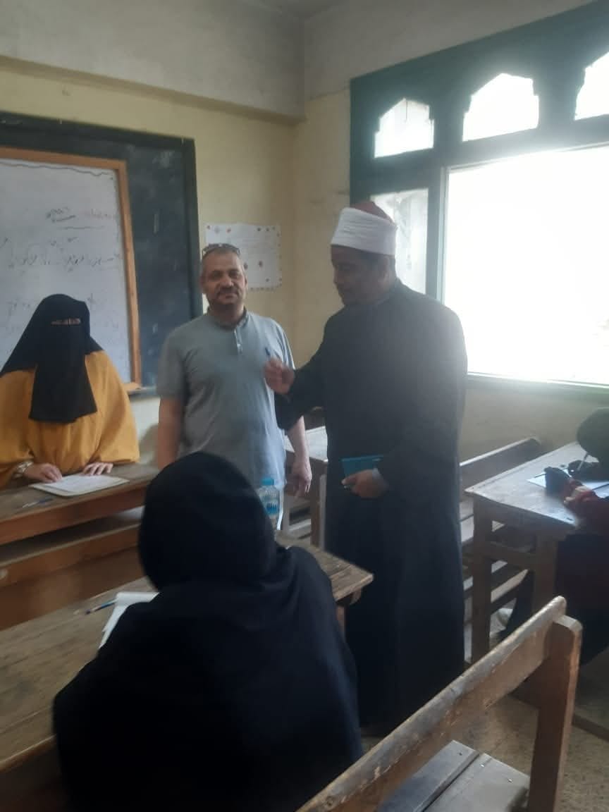 بدون شكاوى.. طلاب العلمي بالشهادة الثانوية الأزهرية بسوهاج يؤدون امتحان مادة الأحياء 