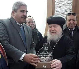 الشيخ كمال الشندويلي امين القبائل العربيه بمركز المراغه مهنئاً