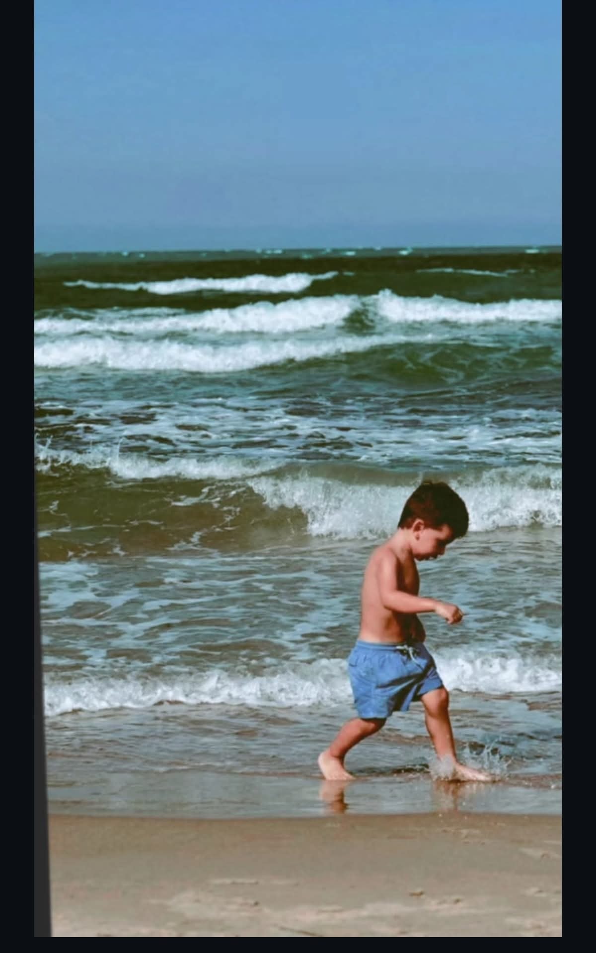 حسام الجندي يكشف عن طفولة ابنه الساحرة بصورة على شاطئ البحر