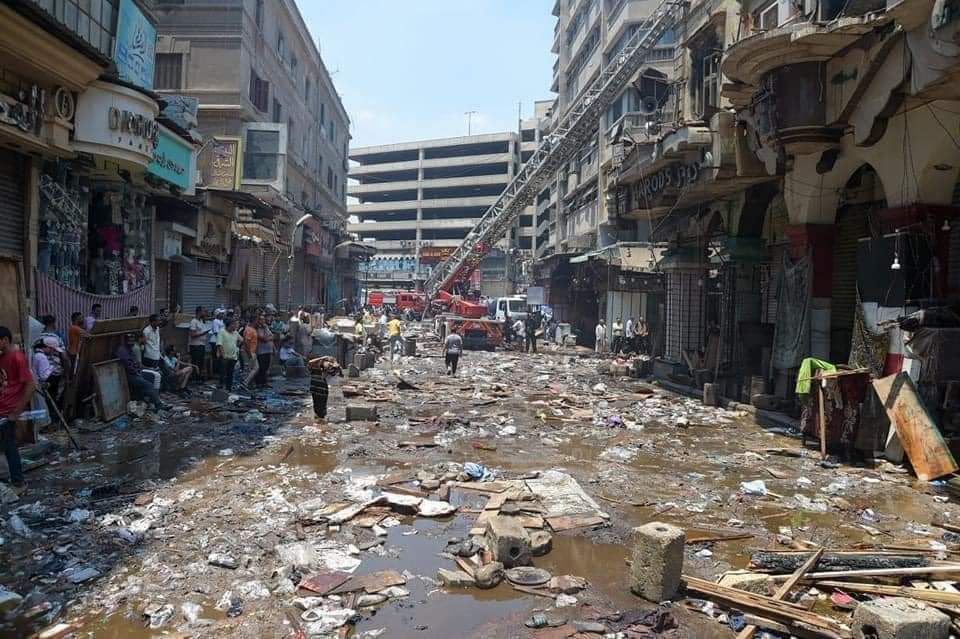 المباحث تعاين أثار حريق نشب بمول بشارع بورسعيد بالموسكي