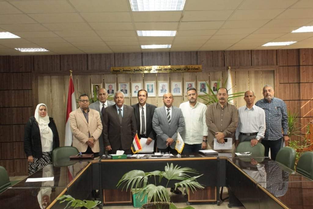 جامعة أسيوط تعقد اجتماعًا لمتابعة تنفيذ تجميل الحرم الجامعي