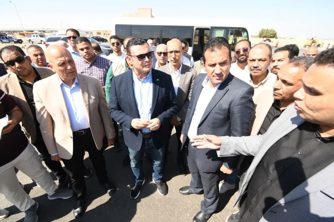 وزير الإسكان يتفقد الطرق والمحاور والميادين بمدينة العاشر من رمضان لمتابعة الأعمال التي تم وجارٍ تنفيذها