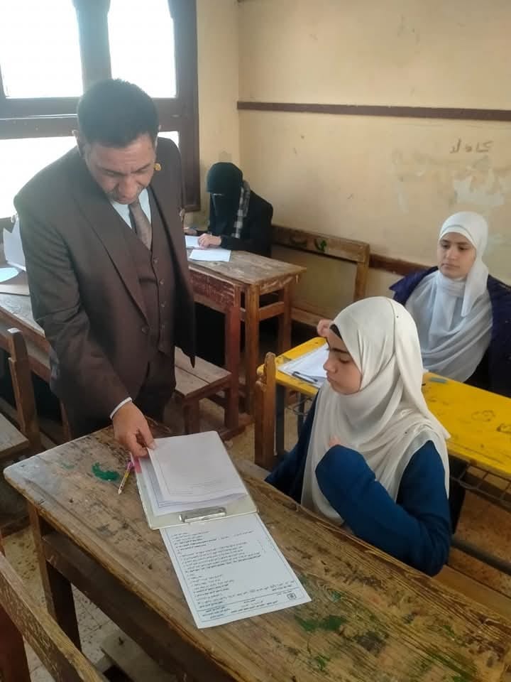 الوكيل الثقافي بمنطقة المنيا الأزهرية يتفقد لجان معاهد أبوقرقاص للنقل الثانوي