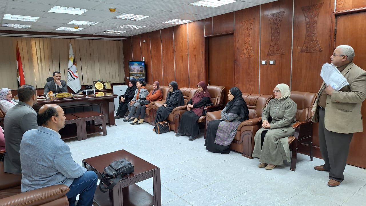 مدير تعليم سوهاج يكرم الأمهات المثاليات على مستوى الإدارات التعليمية بالمحافظة