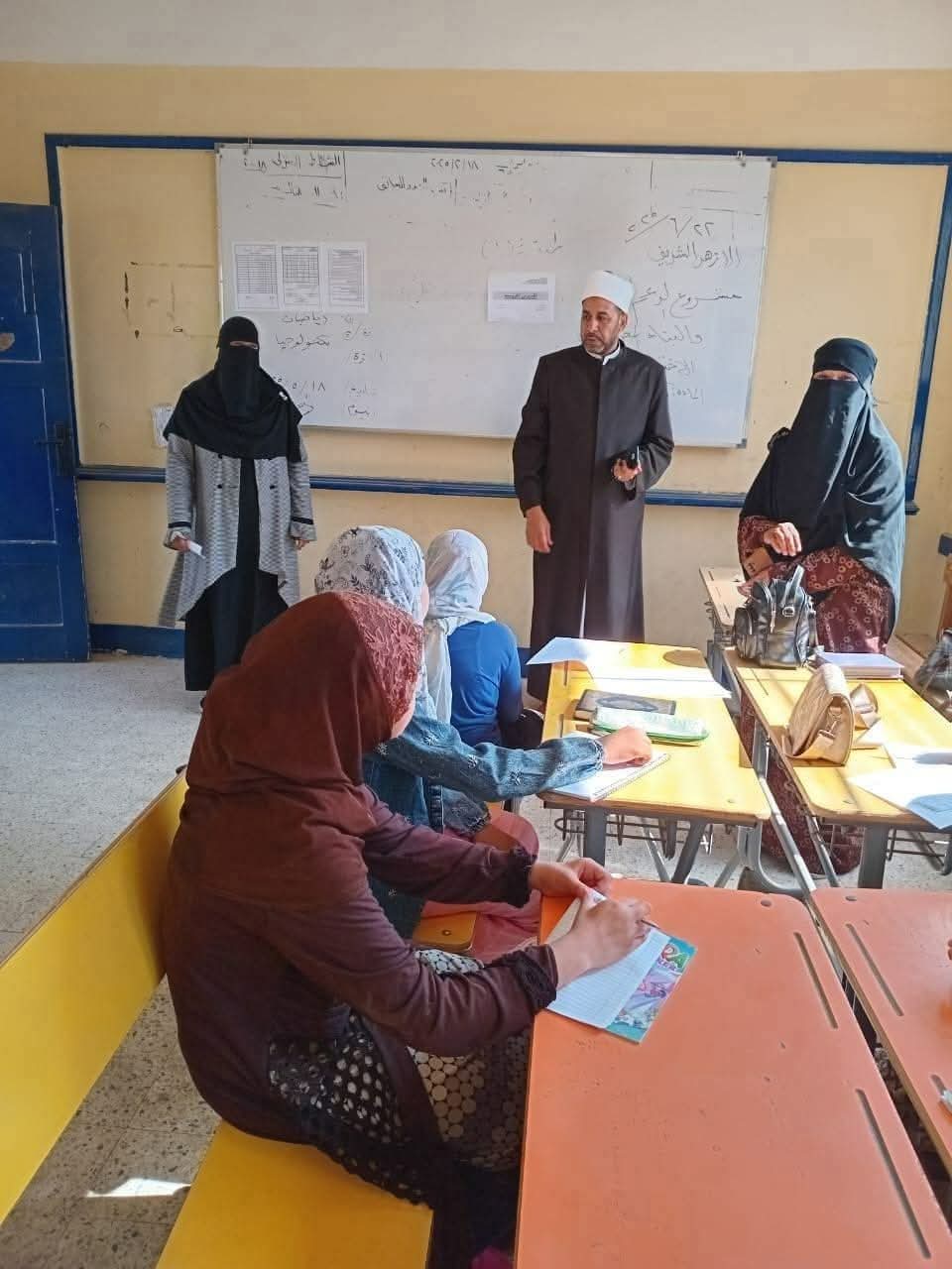 متابعة فعاليات مشروع وحدة البناء المعرفي والدعم النفسي بمعاهد منطقة السويس الأزهرية 