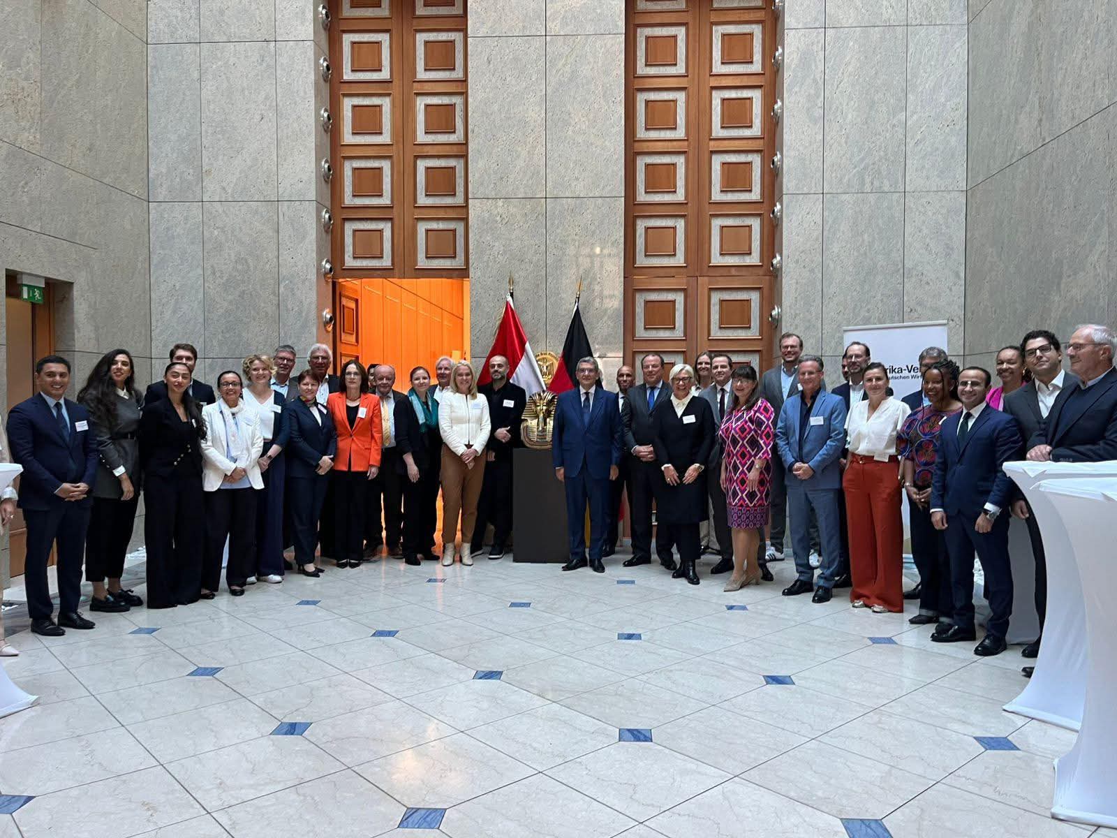 السفارة المصرية في برلين تجتمع مع كبرى الشركات الألمانية للترويج للاستثمار في مصر