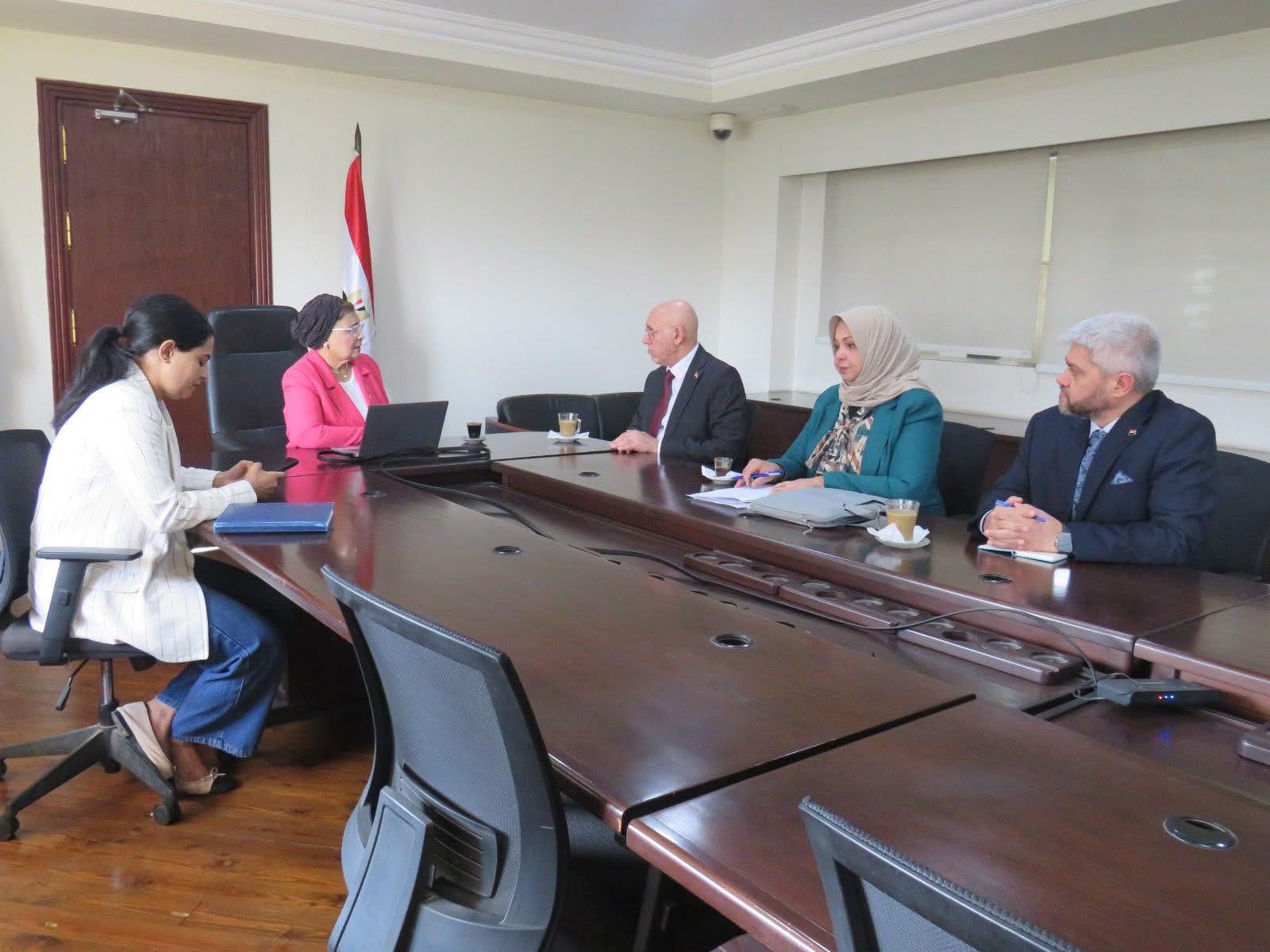 نائب وزير الصحة تستقبل وفدا عراقيا لبحث التعاون في مجالات تنمية الأسرة والصحة السكانية