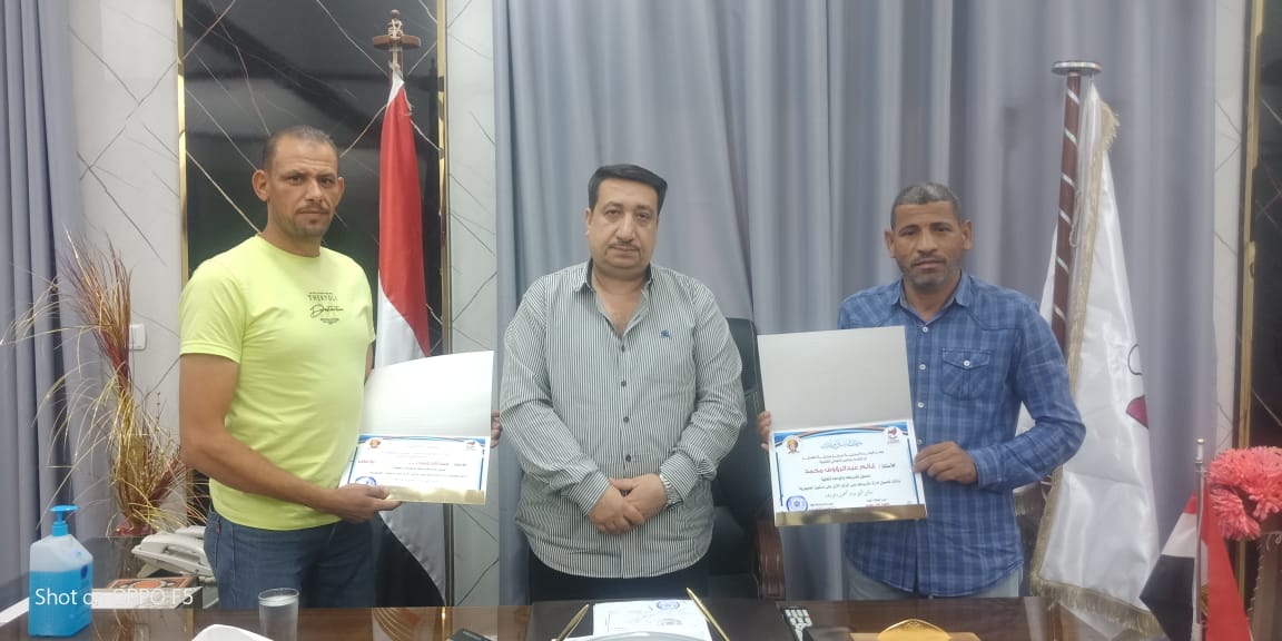 الشطورى يكرم العاملين بإدارة مشروعك بالوحدة المحلية لمركز ومدينة طهطا