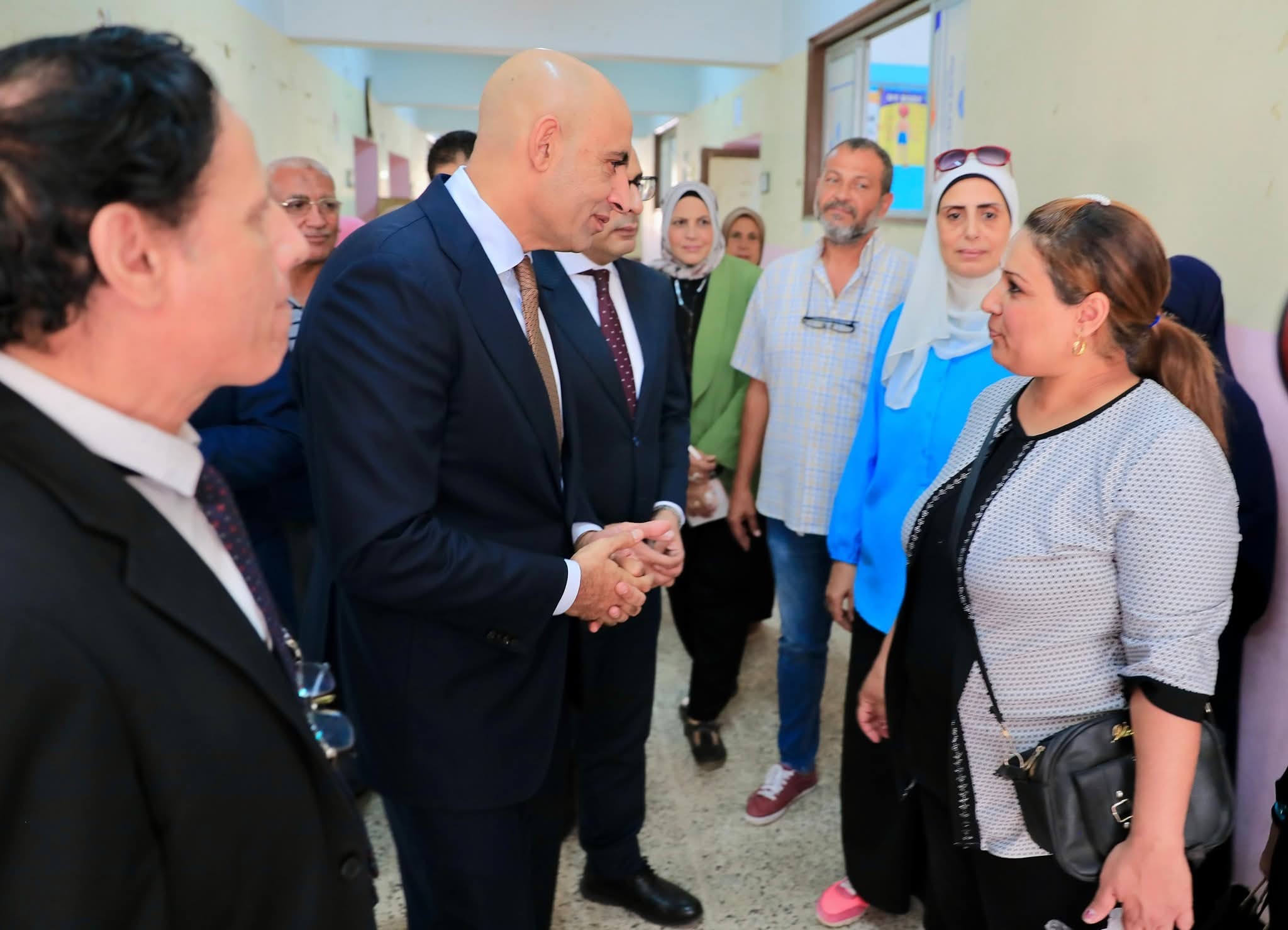 الوزير محمد عبد اللطيف يلتقي عددًا من أولياء الأمور.. ويراجع مخازن الكتب المدرسية