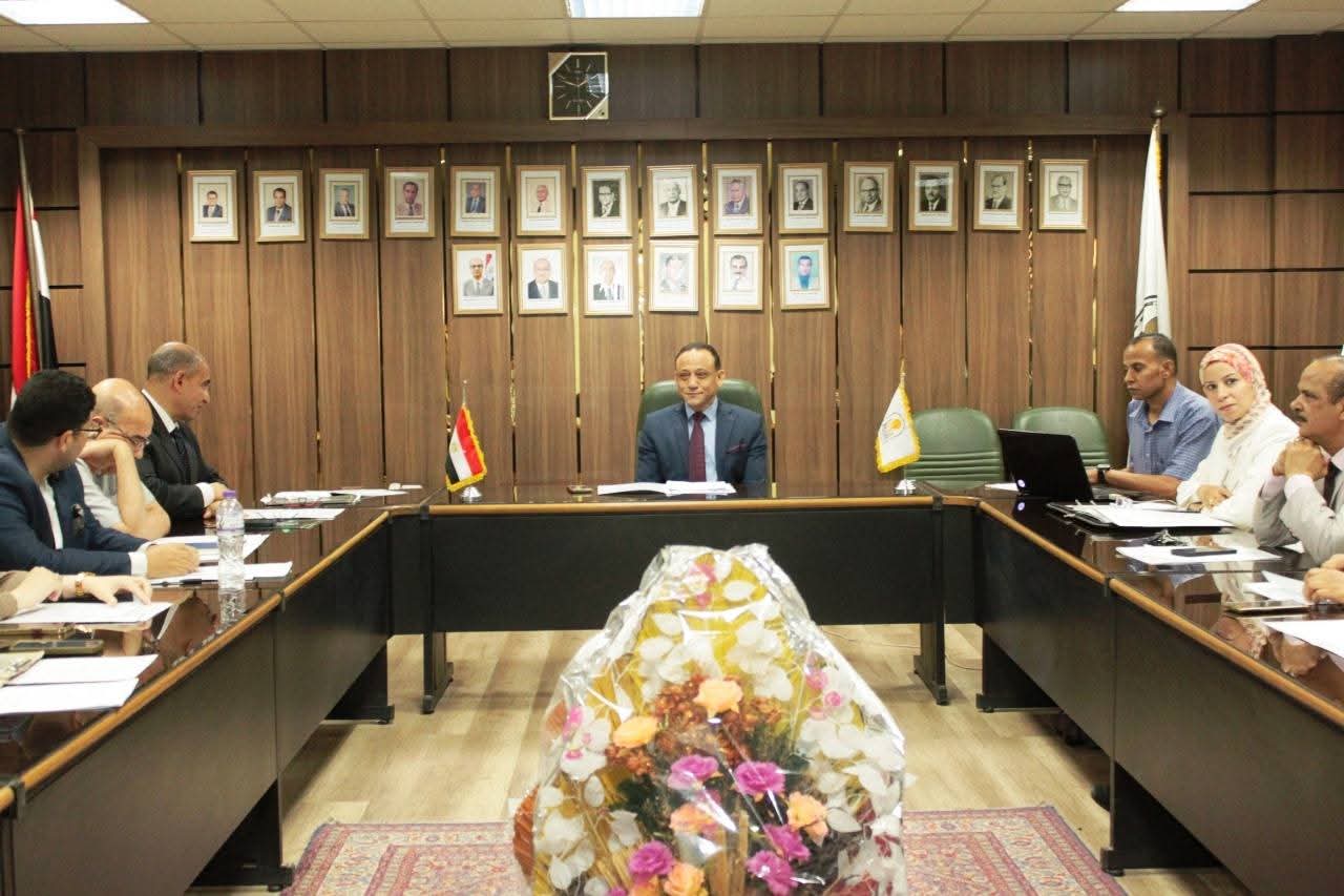 مركز دراسات المستقبل بجامعة أسيوط يناقش خططًا تنموية وبحثية لمكافحة الفساد ودعم الابتكار والتحول الرقمي