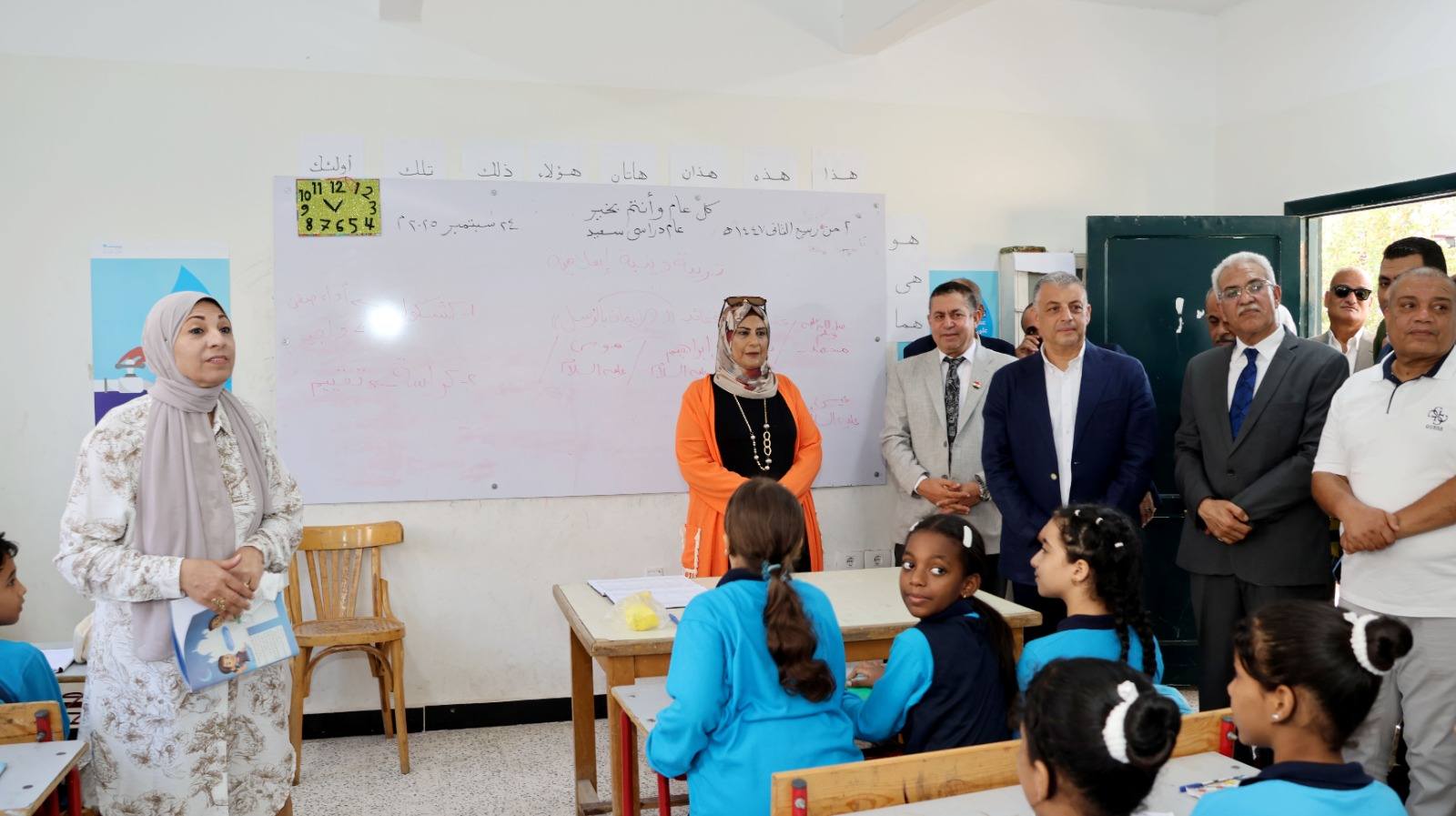 وكيل وزارة التربية والتعليم بالاسماعيلية يمنح معلمين وطالبا شهادات تقدير لتميزهم 