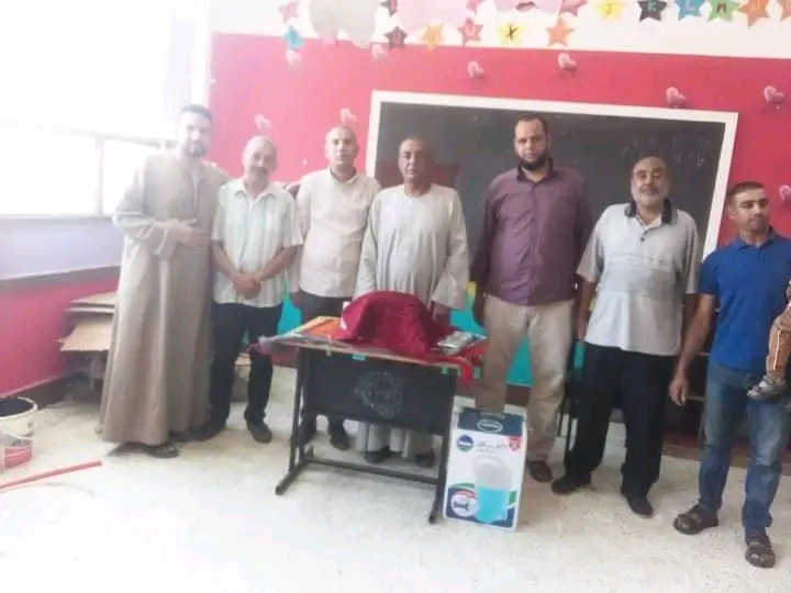  معلمو مدرسة كوم إمبو قبلى يكرمون المدير لبلوغه سن التقاعد