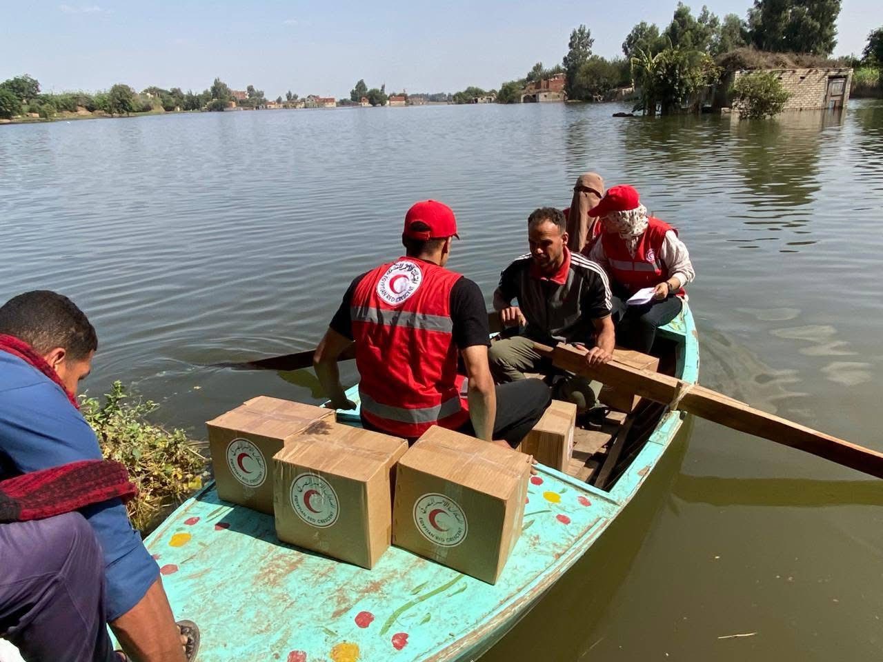 الهلال الأحمر المصري يطلق قافلة إغاثية عاجلة لمتضرري ارتفاع منسوب نهر النيل بالمنوفية