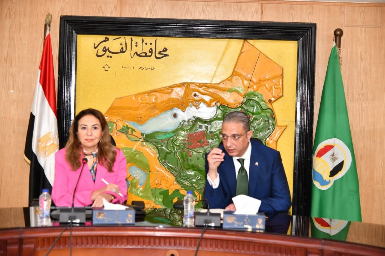 محافظ الفيوم ونائب وزير الاتصالات يناقشان خطط التعاون المشترك في تنفيذ التطوير المؤسسي الرقمي للمحافظة