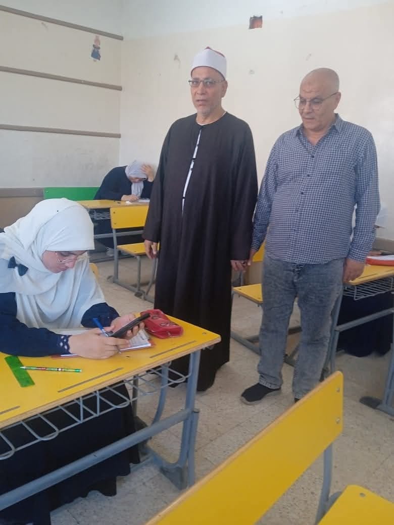 حسانين يتابع سير امتحانات الرياضيات التطبيقية بلجان معهد عمر بن عبدالعزيز النموذجي بالقسم العلمي