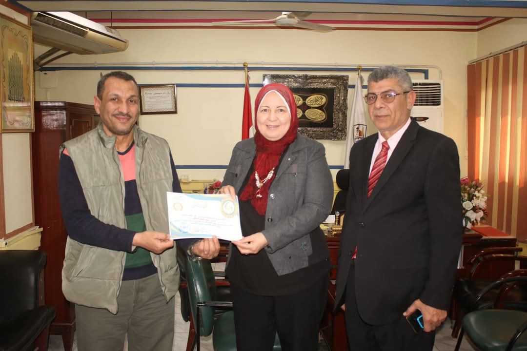 وكيل وزارة التربية والتعليم ببني سويف تكرم مديري المدارس  المتميزة 