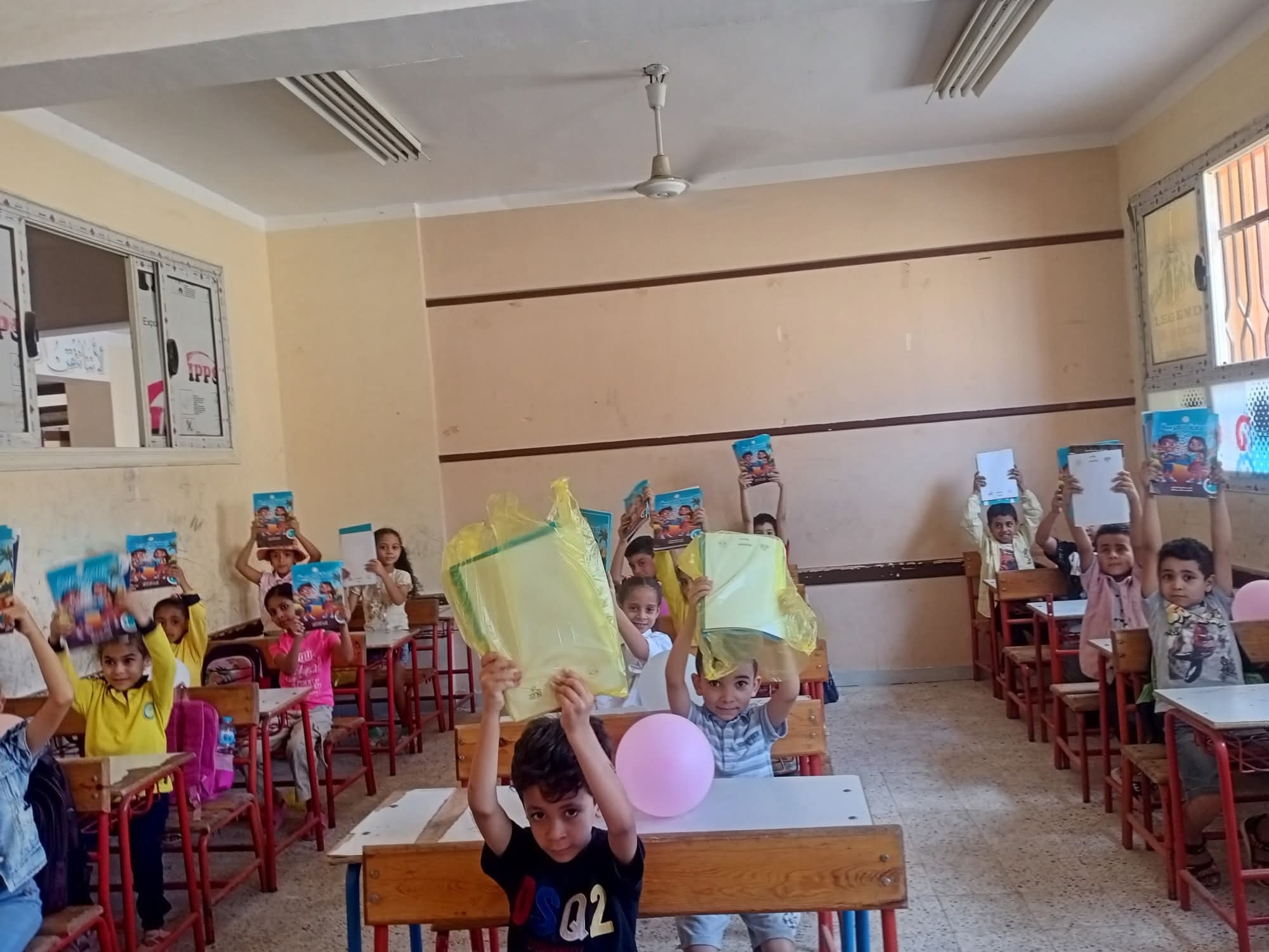 إدارة العبور تسبق الجميع في تسليم الكتب المدرسية للطلاب مع بداية العام الدراسي