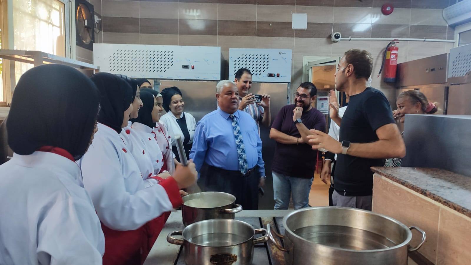 وكيل وزارة التربية والتعليم بالأقصر يتفقد التدريب العملي لطلاب الثانوية الفندقية على أساسيات المطبخ الإيطالي