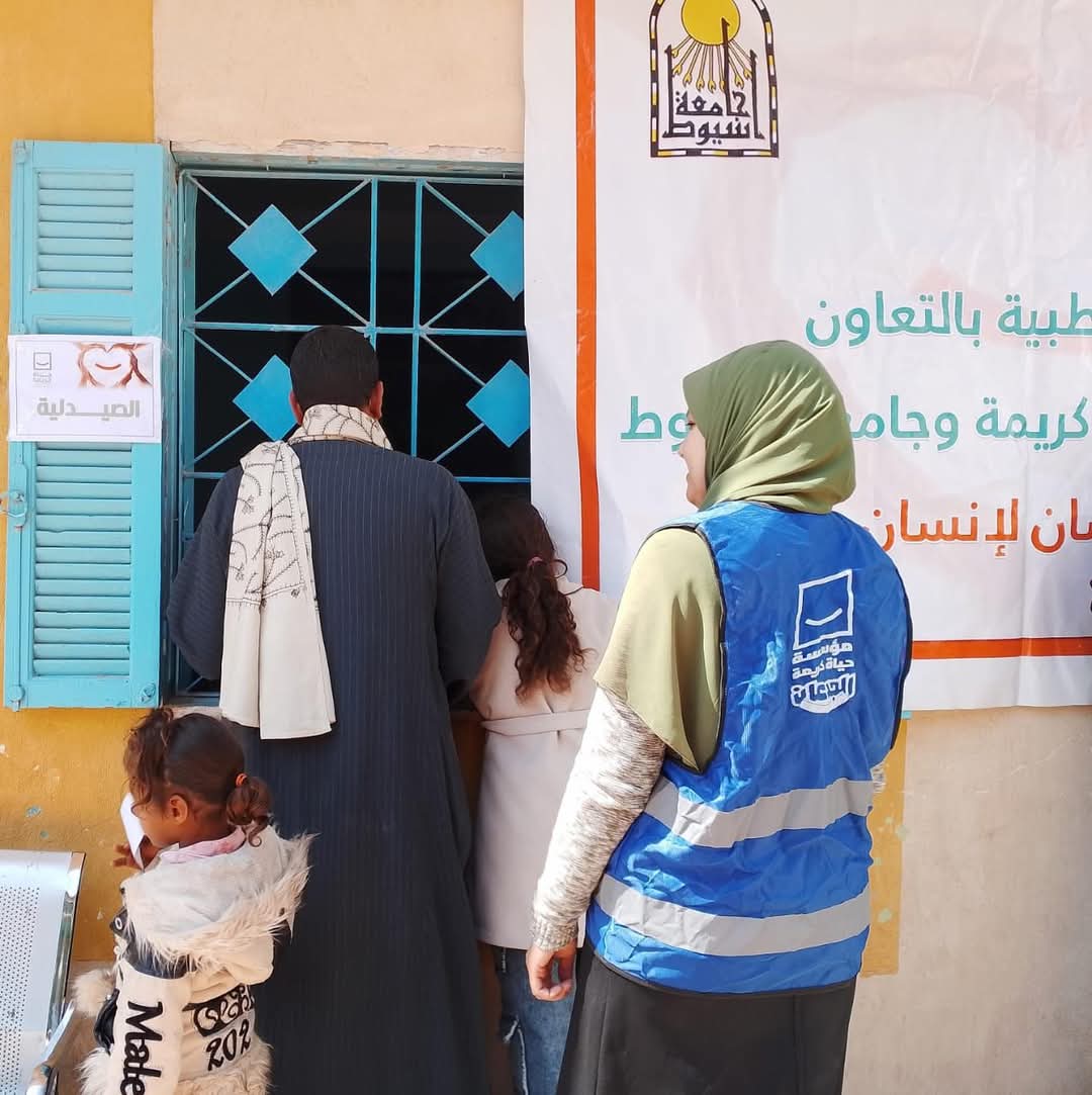 كلية الطب بجامعة أسيوط تنظم قافلة طبية شاملة إلى قرية باقور بالتعاون مع 