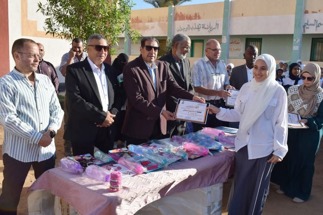بالصور:وكيل وزارة التربية والتعليم بالشرقية يكرم مدير وأعضاء التعليم الإبتدائي