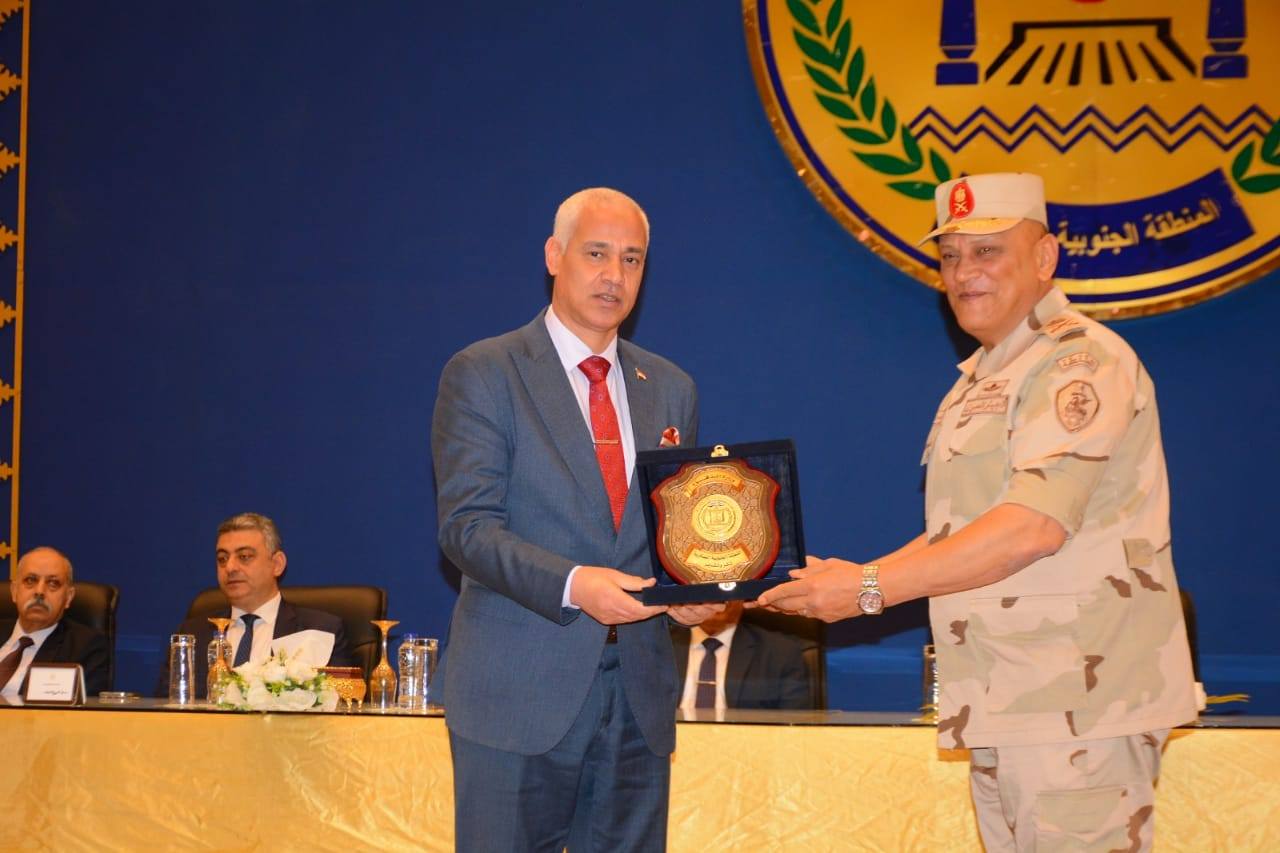 رئيس جامعة أسيوط يشيد بإطلاق حملة 