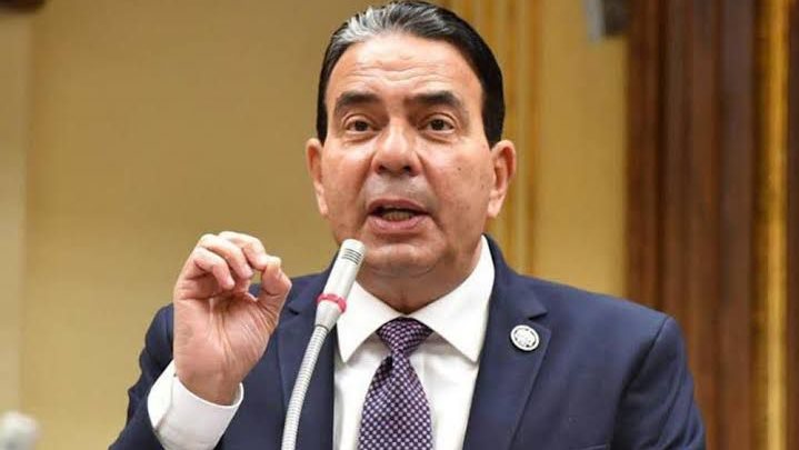 النائب أيمن أبو العلا ينتقد وزير العدل: ما ينفعش يرفض اعتراضات الرئيس في اللجنة وييجي يقول معلش