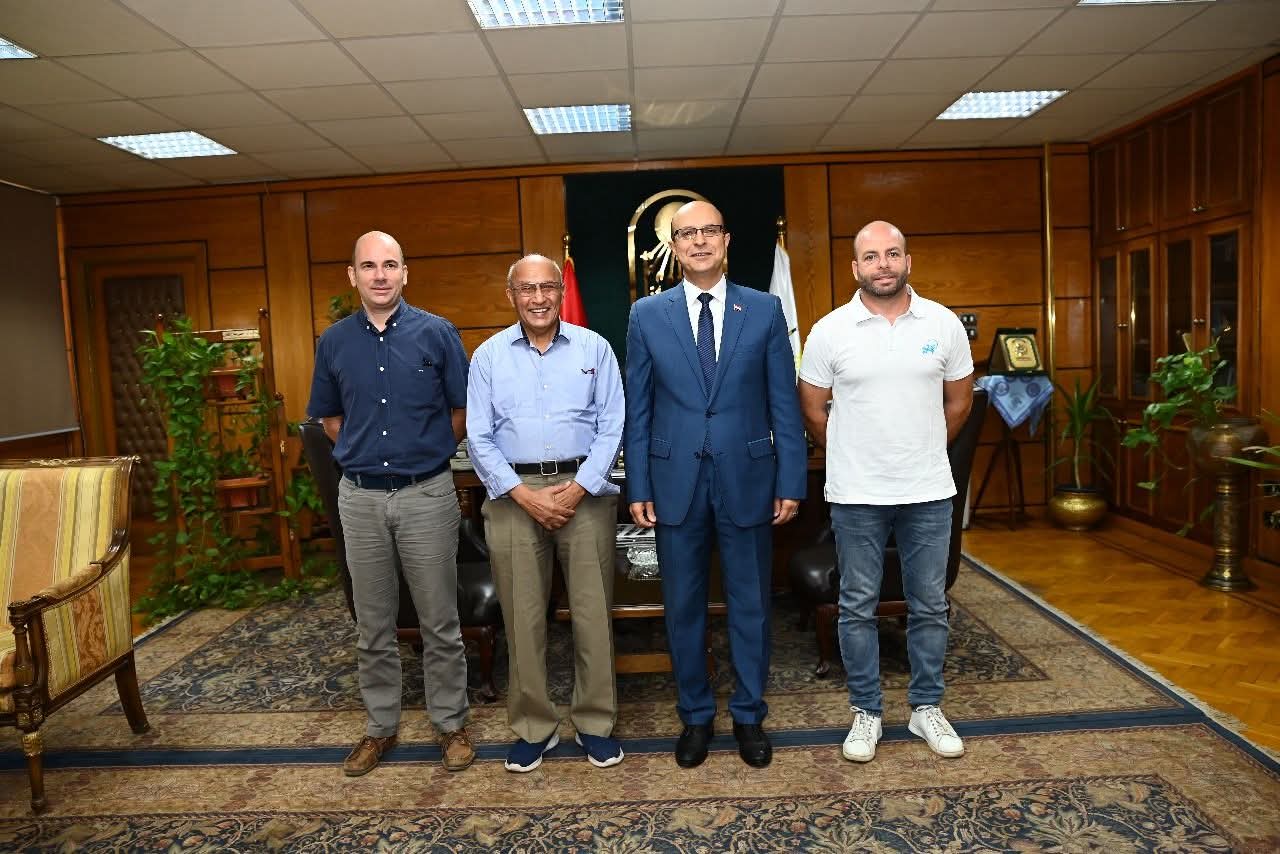 رئيس جامعة أسيوط يستقبل وفدًا فرنسيًا أكاديميًا في زيارة علمية لكلية العلوم