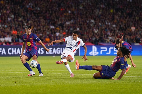 مبابي ينصف جبهة حكيمي بعد تألقه اللافت أمام برشلونة