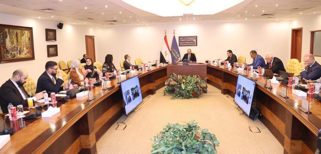 الدكتور عمرو طلعت يجتمع بأعضاء لجنة حماية حقوق مستخدمي الاتصالات