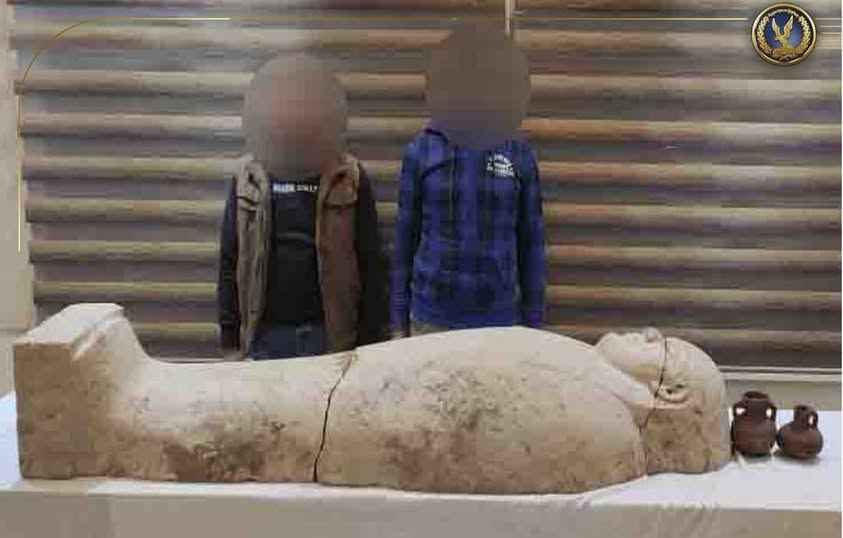 ضبط مواطن ونجل شقيقه وبحوزتهما تابوت من الحجر الجيرى وعدد 2 إناء فخارى