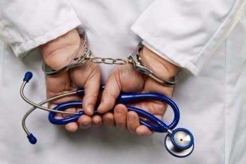 ضبط شخصين منتحلين صفة أطباء ومعمل تحاليل غير مرخص بمركز طهطا بسوهاج