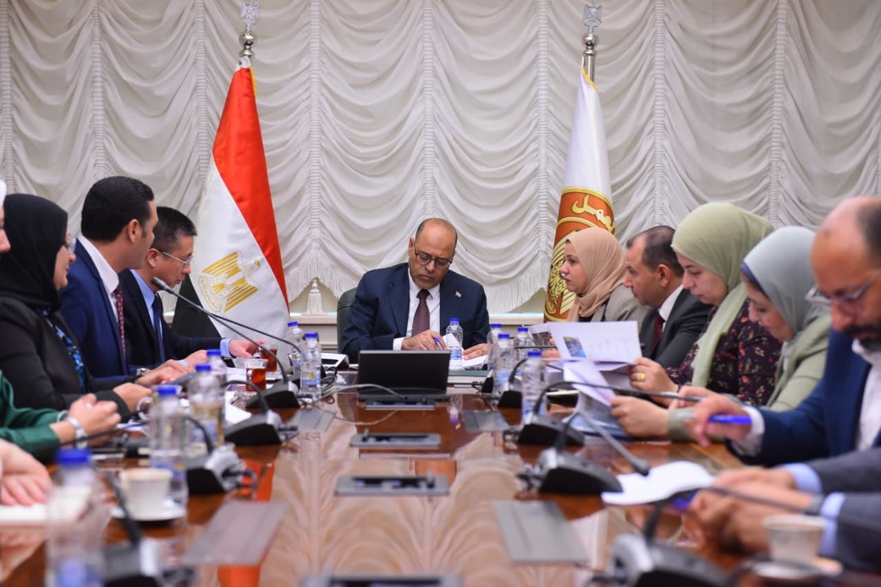 وزير العمل يلتقي وفدًا من شركة هواوي مصر