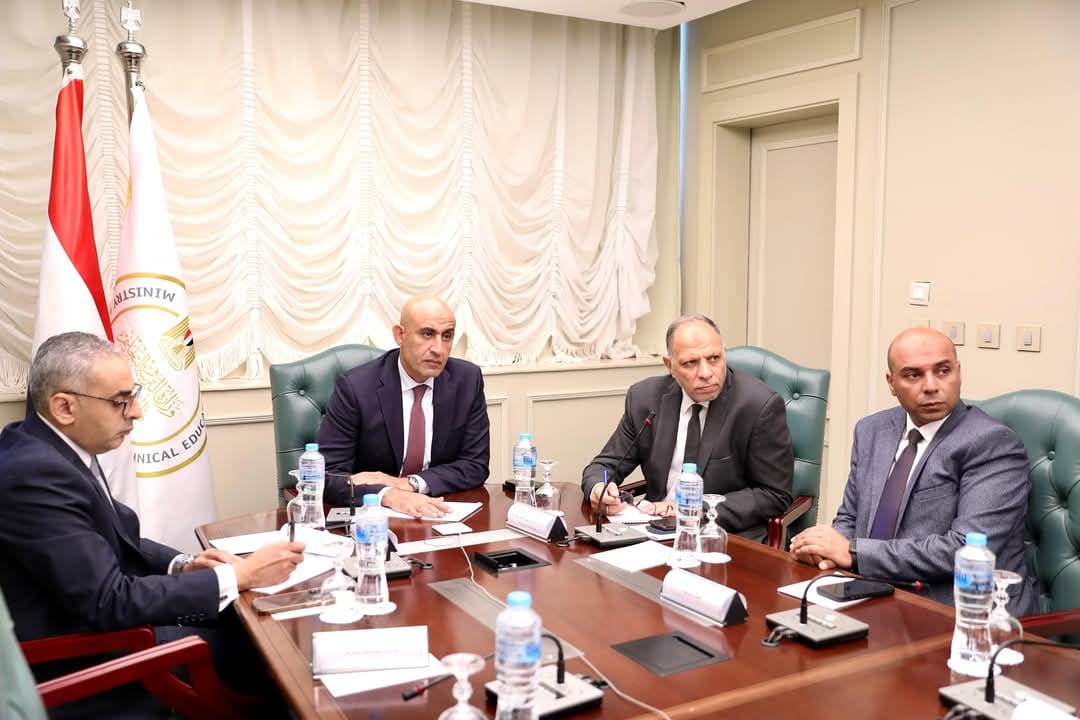 وزير التعليم يعقد اجتماعًا مع مديري المديريات عبر الفيديو كونفرنس