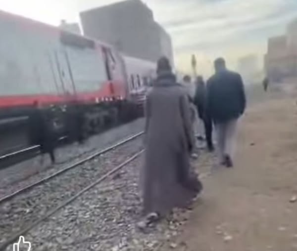 مصدر امني يكشف حقيقة الفيديو المتداول عن محاولة شاب الأنتحار بمحطة المنشاة سوهاج 