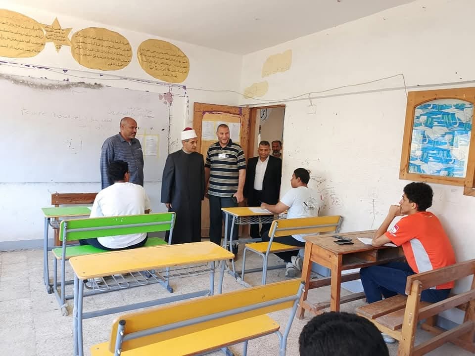 رئيس الإدارة المركزية  يتابع امتحانات الثانوية الأزهرية بإدارة الإسماعيلية