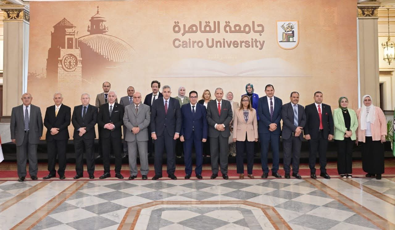 نائب رئيس جامعة أسيوط يشارك في اجتماع اللجنة العليا لمتابعة تنفيذ المشروع القومي لمحو الأمية بالجامعات المصرية