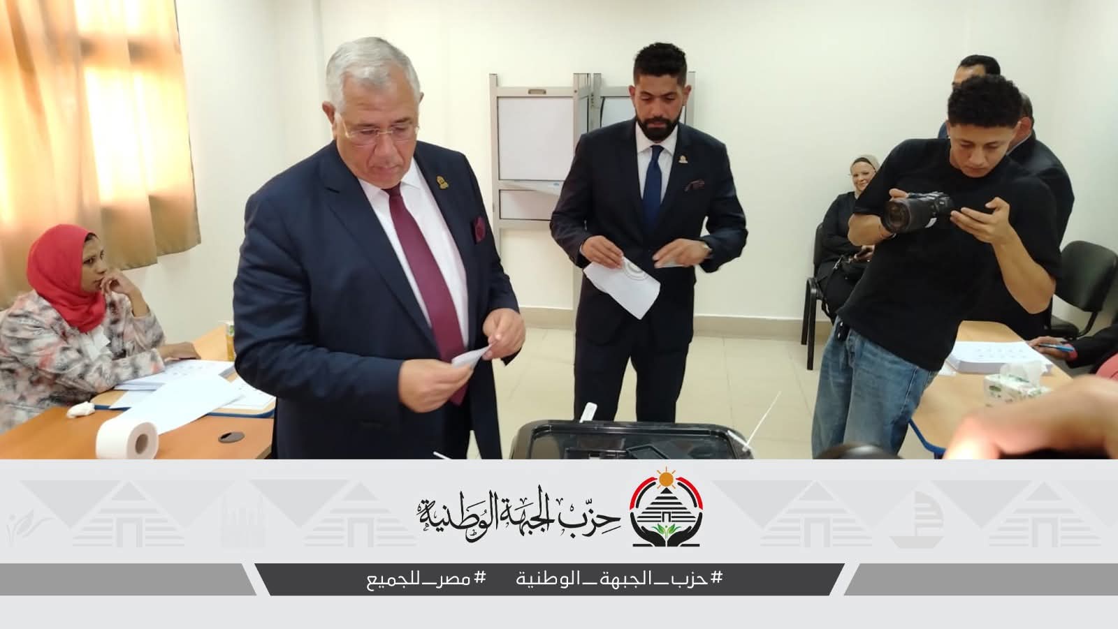 أمين عام حزب الجبهة يدلي بصوته في انتخابات الشيوخ