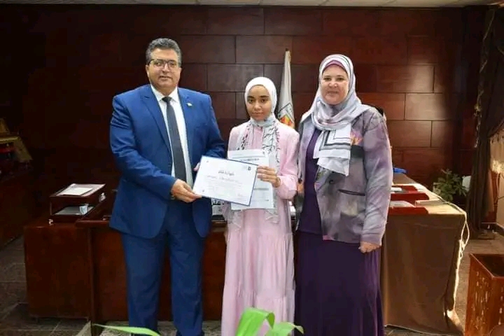 وكيل تعليم جنوب سيناء يكرم الفائزة بالمركز العاشر جمهوري بمسابقة تحدي القراءة العربي 