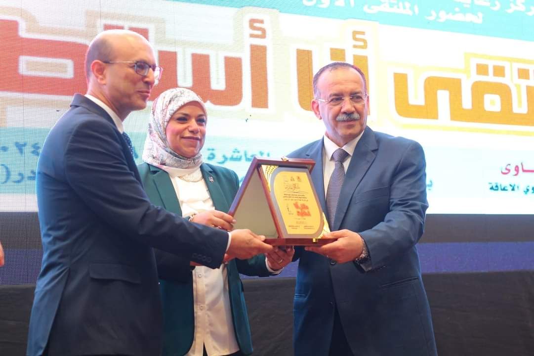 رئيس جامعة أسيوط يستعرض تقريرا حول جهود الجامعة في دعم ذوي الهمم