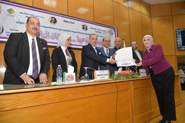 محافظ أسيوط ورئيس الجامعة يفتتحان المعرض الفني للحرف اليدوية 