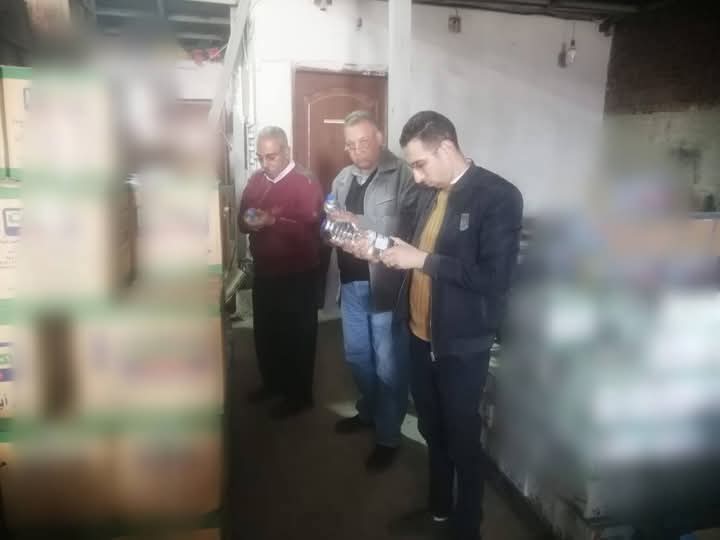 صحة سوهاج ..ضبط  50 الف عبوة من المشروبات  و1000 كرتونة من المقرمشات في جرجا