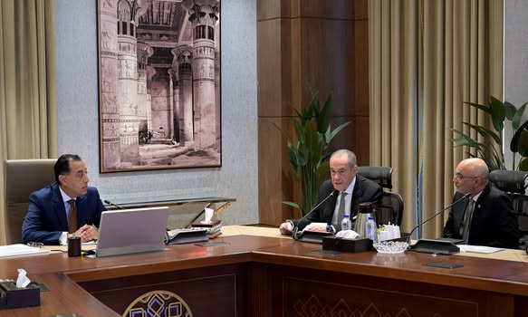رئيس الوزراء يلتقي مسئولي مجموعة 