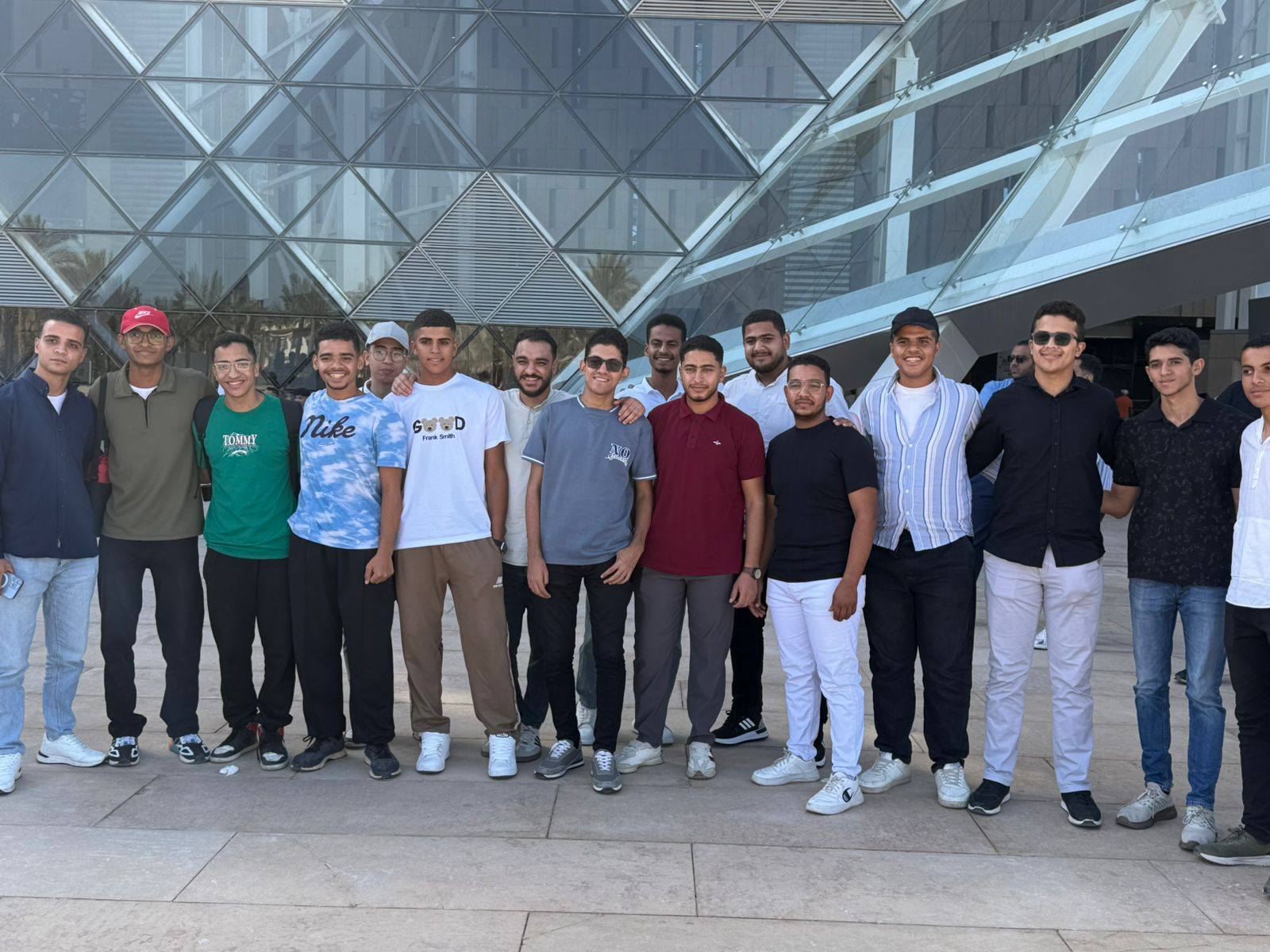 طلاب جامعة أسيوط الأهلية في زيارة ثقافية للمتحف المصري الكبير والمتحف القومي للحضارة بالقاهرة