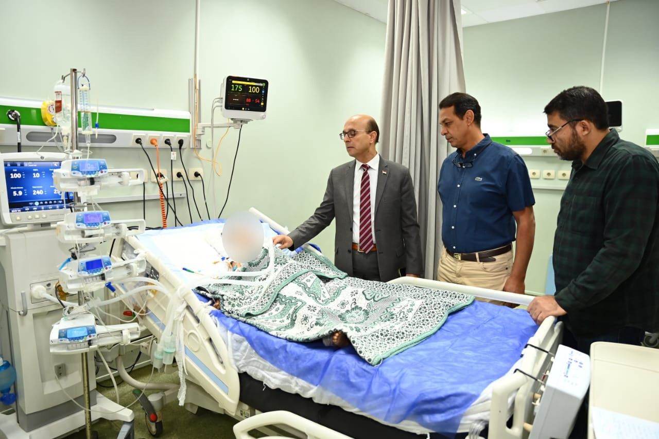 رئيس جامعة أسيوط يتفقد الحالة الصحية للأطفال المصابين في حادث قرية منقباد بمستشفى الإصابات