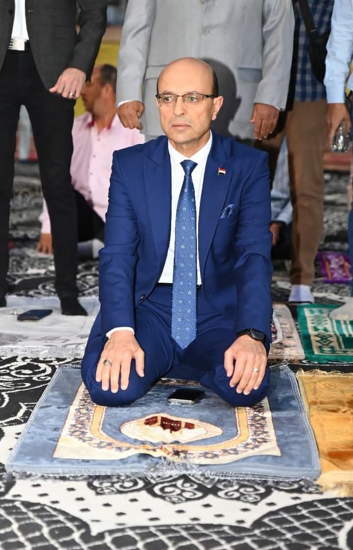رئيس جامعة أسيوط يؤدي صلاة العيد في ساحة أرض الملاعب بحضور المحافظ والقيادات الأمنية والتنفيذبة