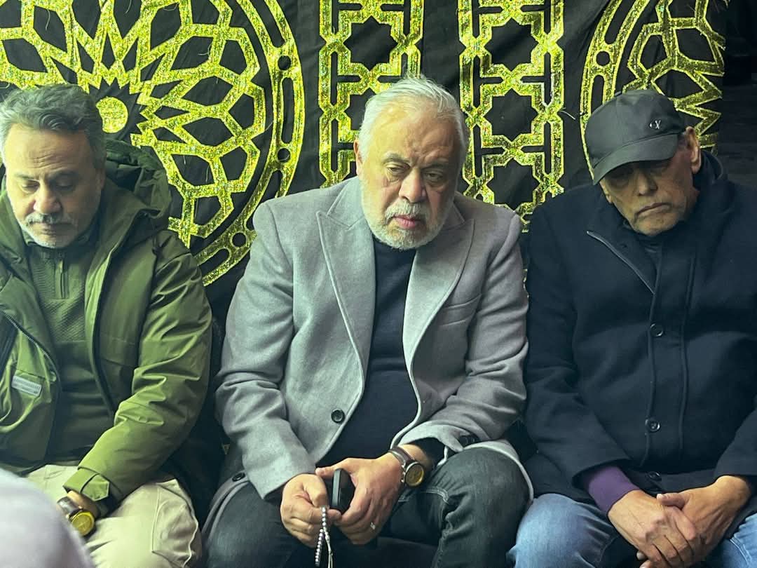 بملامح حزينه ٠٠ أحمد بدير يتلقى عزاء شقيقته وسط أسرته ونجوم الفن