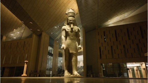 التلفزيون المصري ينقل افتتاح المتحف الكبير بثلاث لغات والإذاعة بثلاثة وعشرين لغة