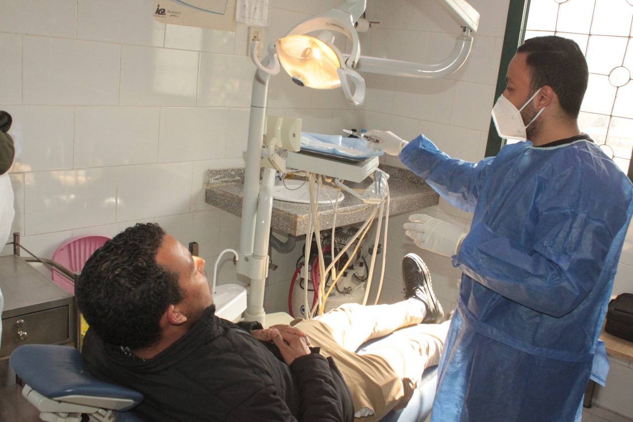 جامعة أسيوط تُطلق قافلة طبية متخصصة في طب الأسنان بالمركز الحضري بالوليدية بأسيوط