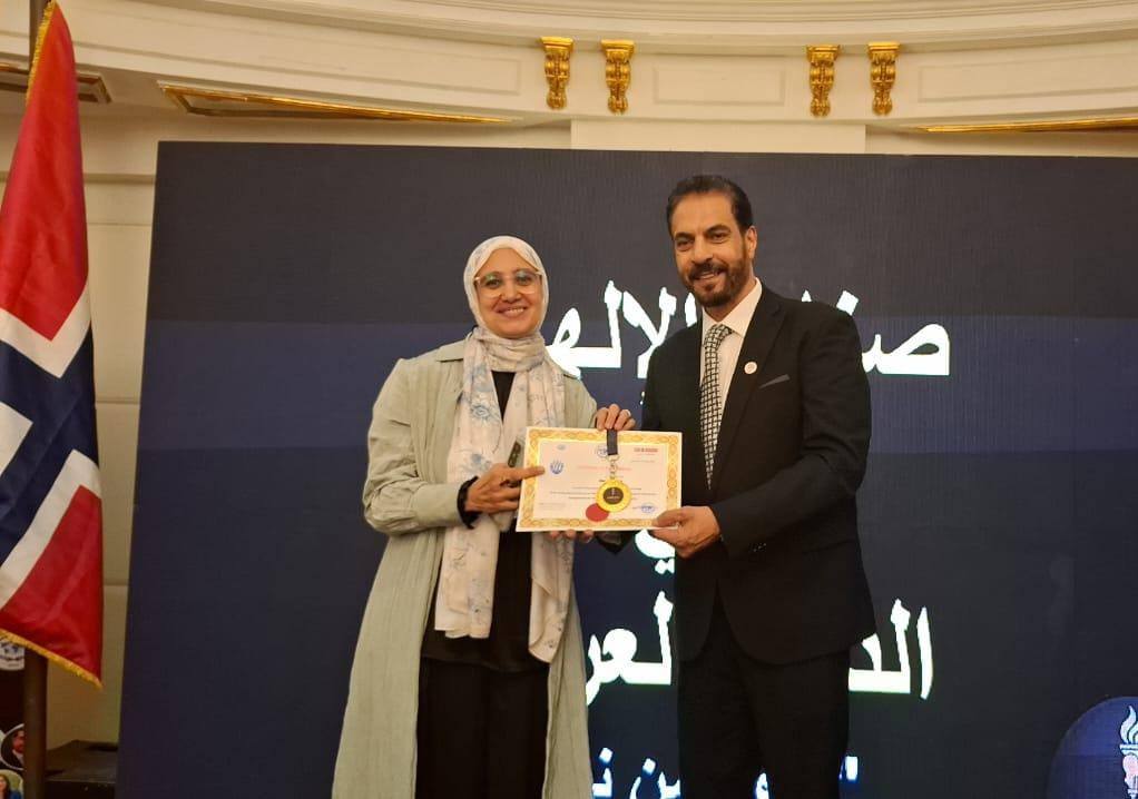 تكريم عبير سلامة المدير التنفيذي لمجلة نهر الأمل في مؤتمر صُنّاع الإلهام 