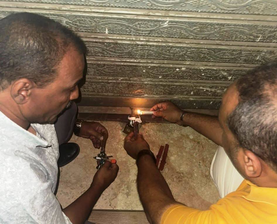 غلق وتشميع المحلات والمقاهى والكافيهات المخالفة  التى يديرها جنسيات إفريقية بأسوان 